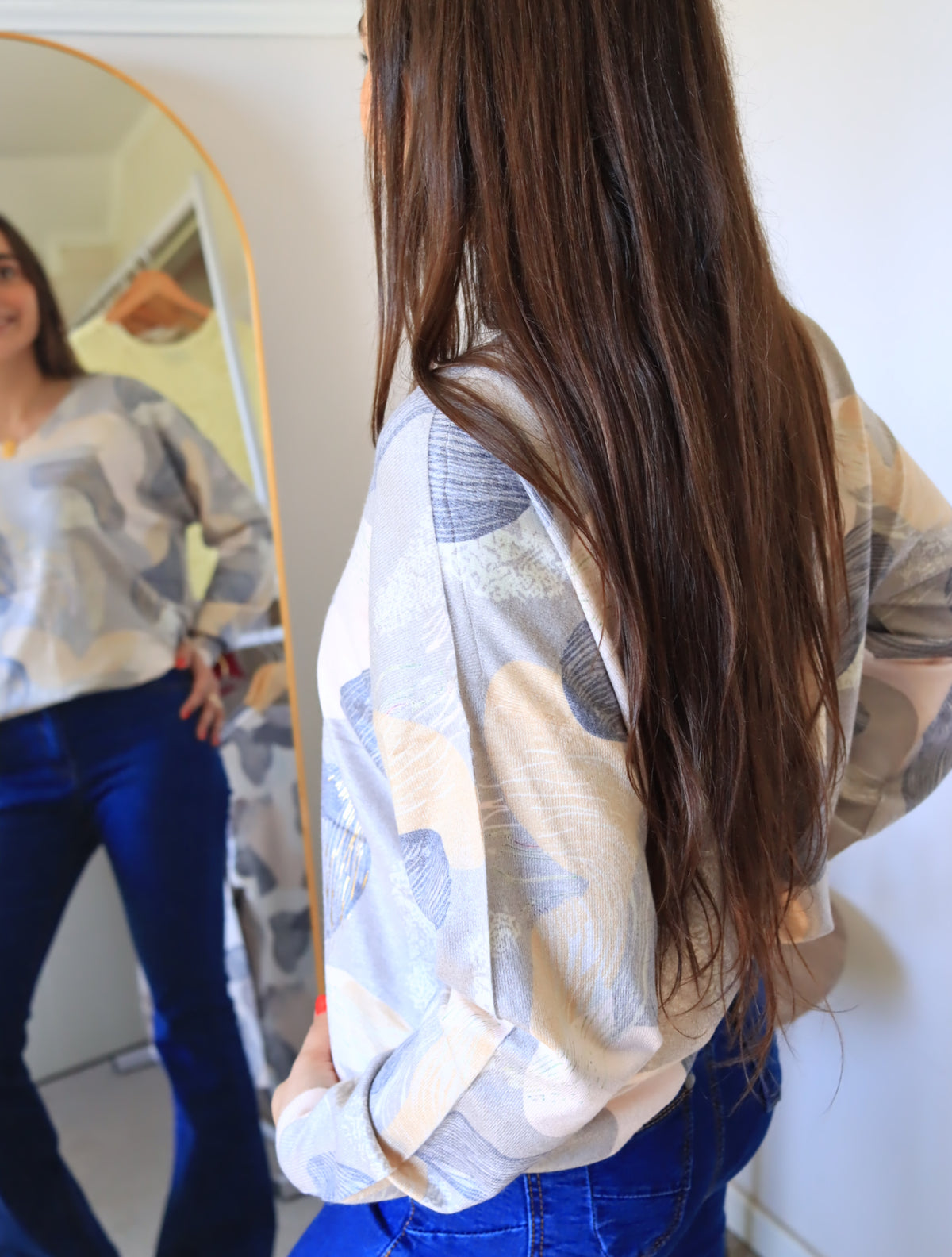 Sweater Lorena damasco visto por la espalda