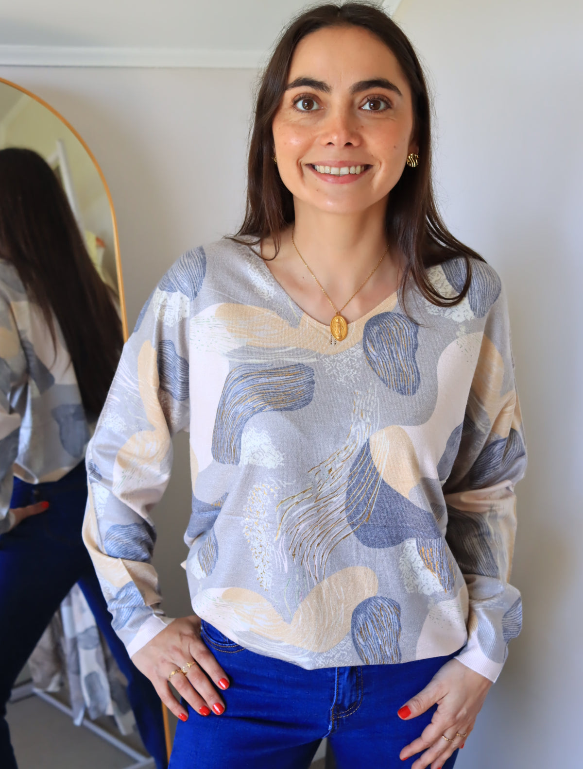 Sweater Lorena damasco de cuello V sobre jeans