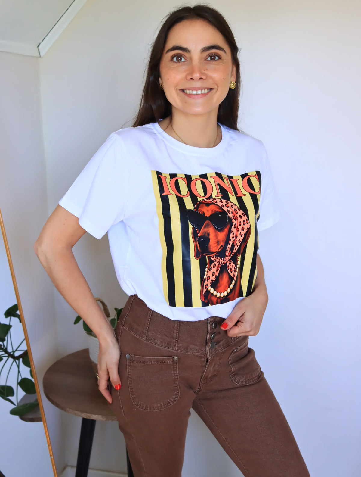 Jeans marrón combinado con polera blanca estampada