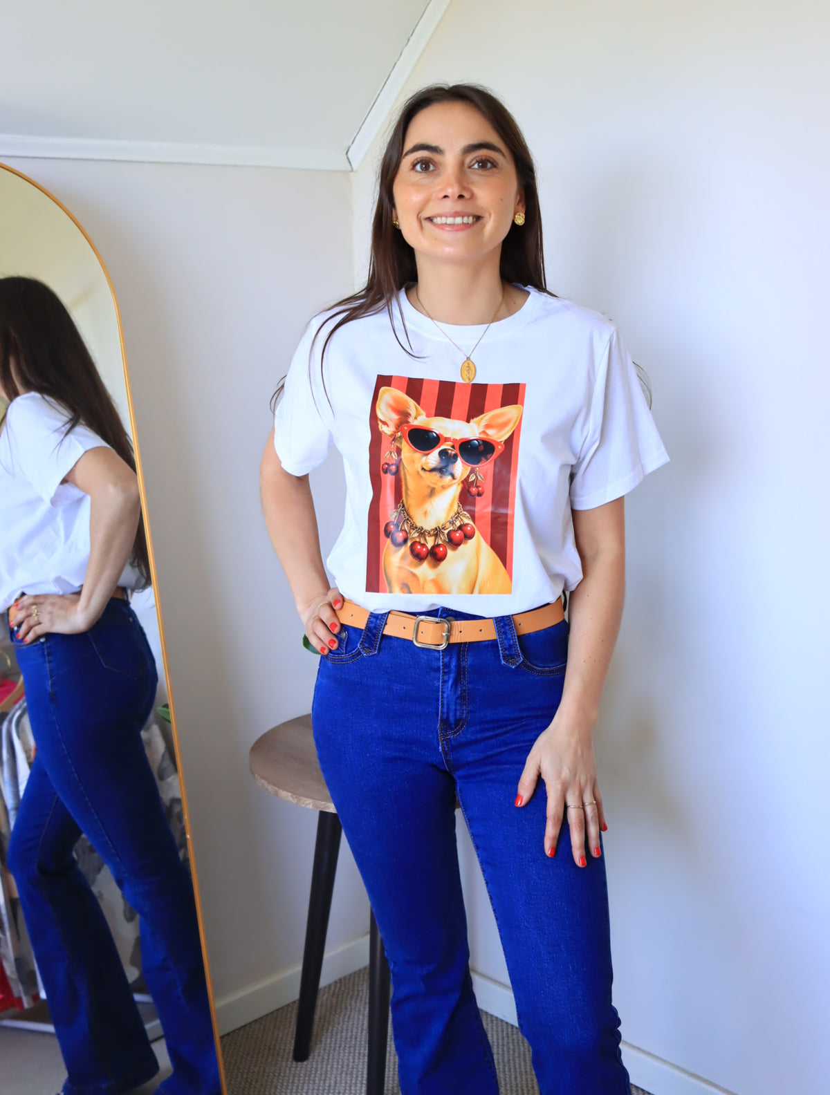 Polera Florencia Andrea blanca con estampado de chihuahua con lentes y collar de cerezas
