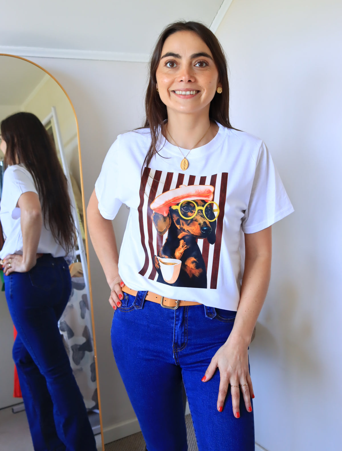 Polera Florencia Andrea blanca con salchicha con boina y lentes amarillos, vista frontal