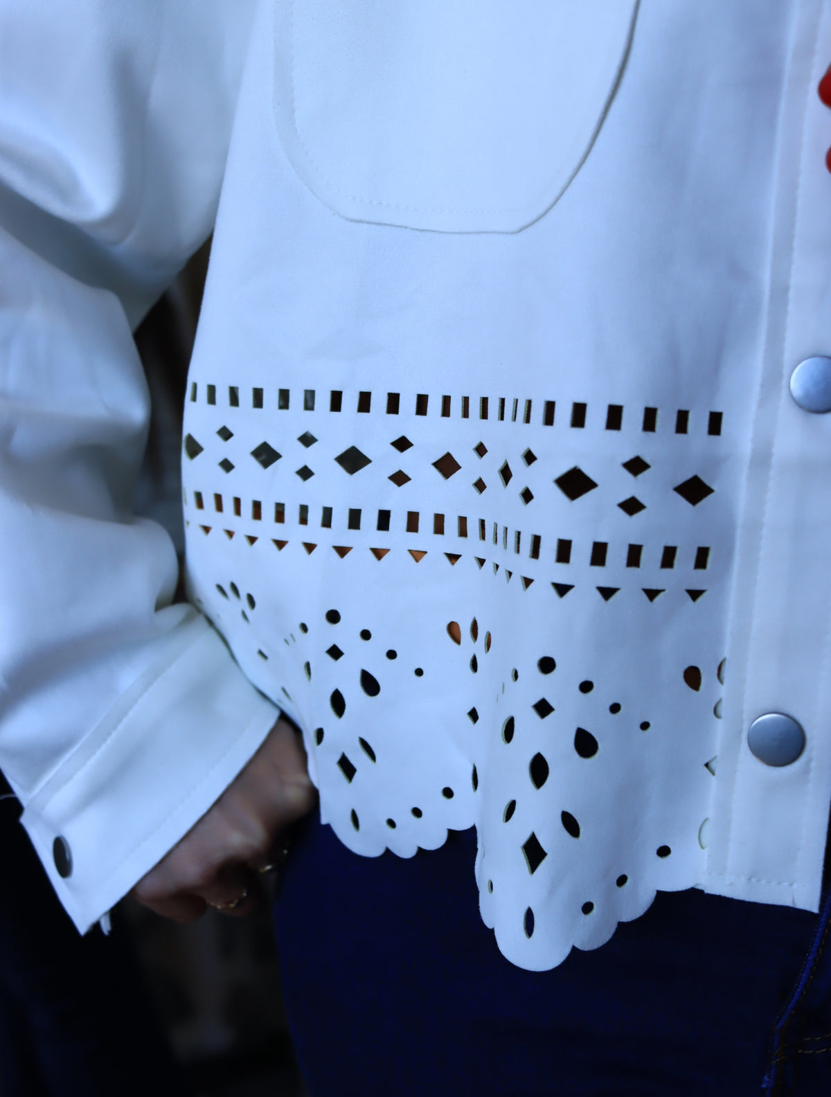 Detalle del calado troquelado del ruedo de la Chaqueta Emilia blanca