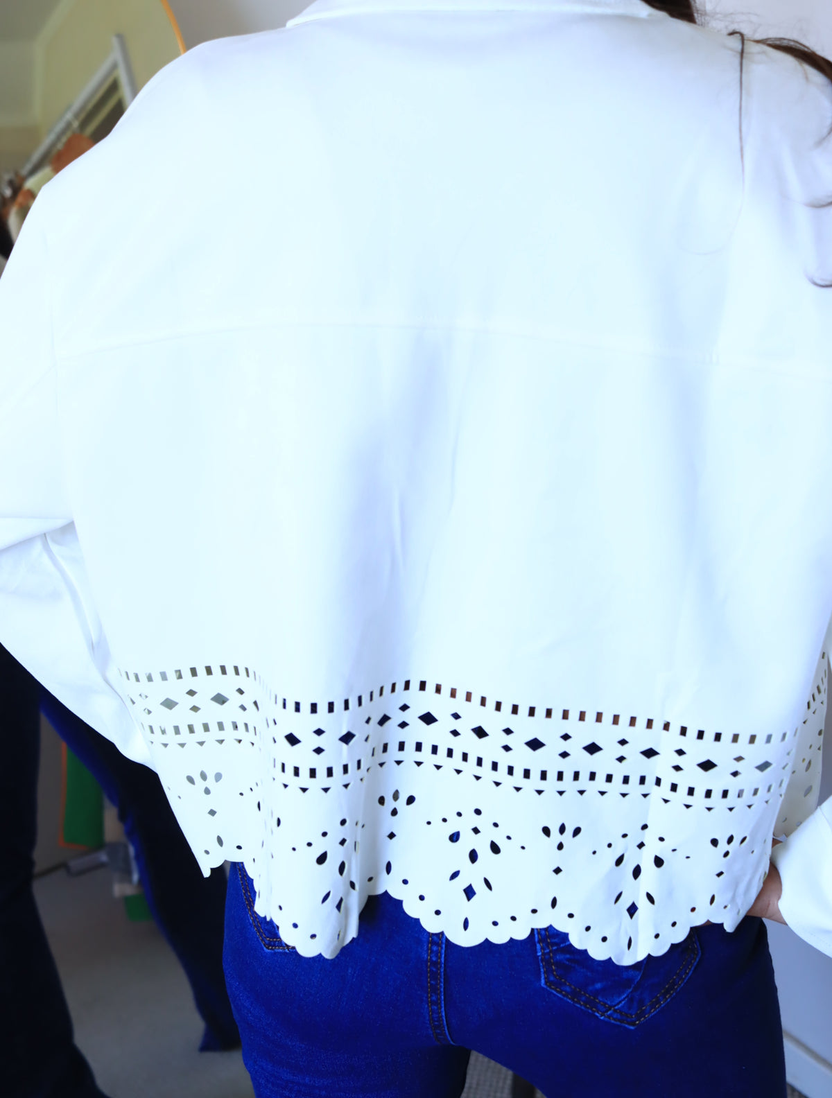 Chaqueta Emilia blanca vista por la espalda