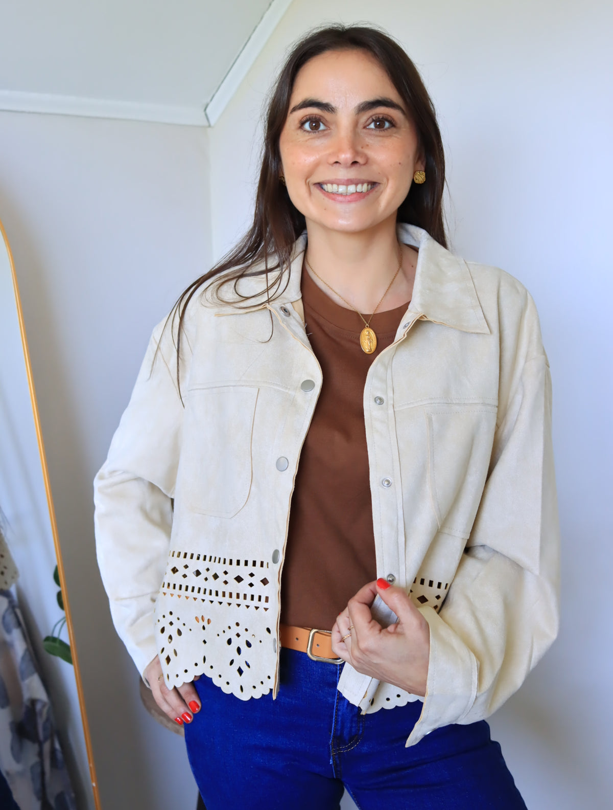 Chaqueta Emilia beige, vista frontal del corte corto