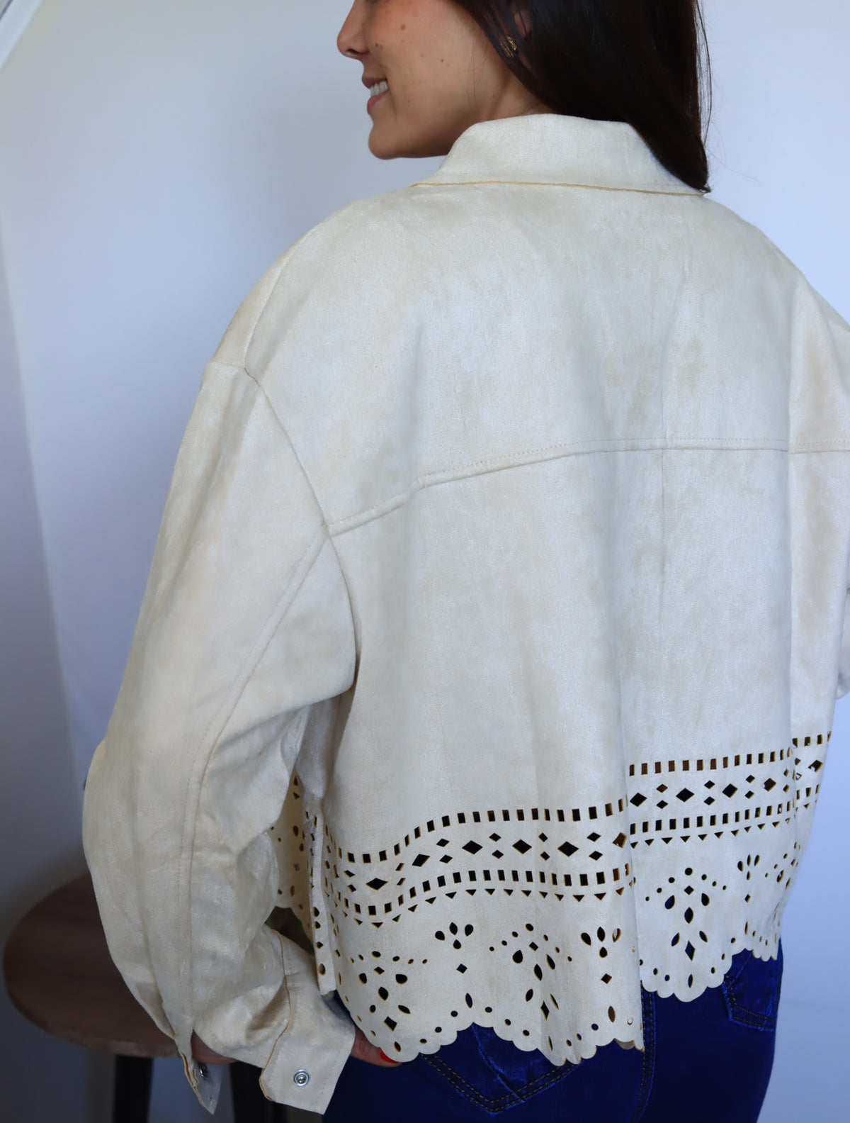 Chaqueta Emilia beige vista por la espalda, detalle del calado