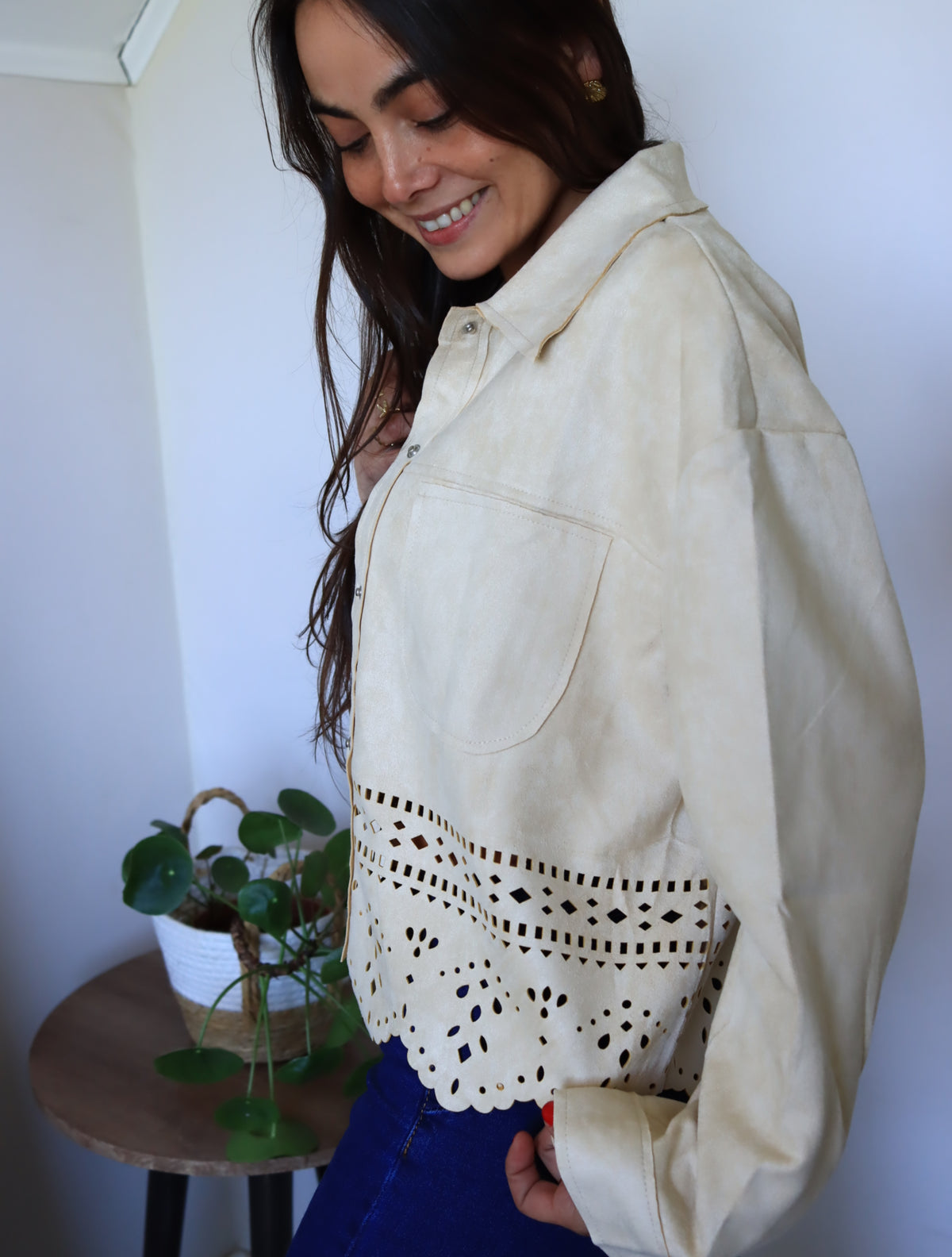 Chaqueta Emilia beige, detalle del cuello camisero y los botones