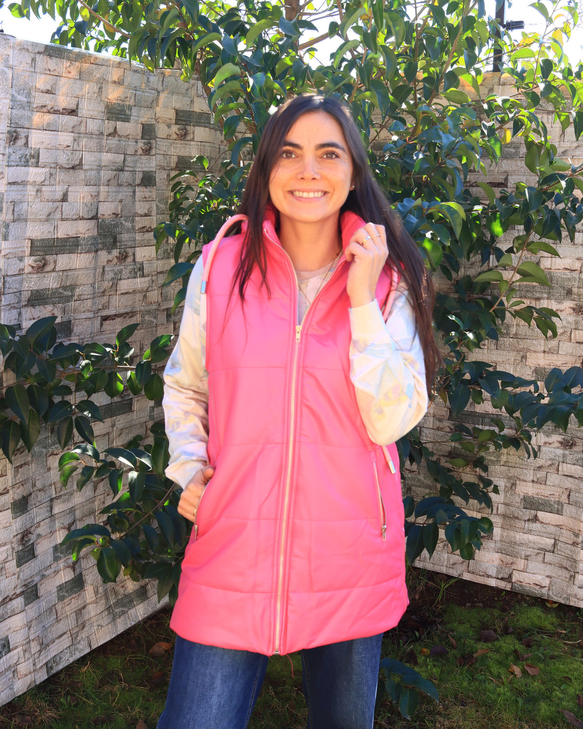 Chaleco parka largo rosado con jeans