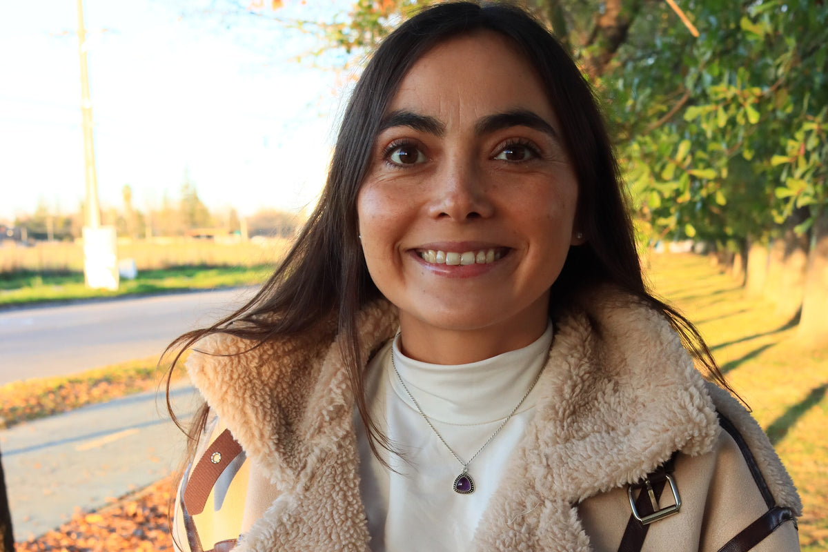 Retrato de Valeria al atardecer con chaqueta de chiporro, estilo ASIRI Editorial