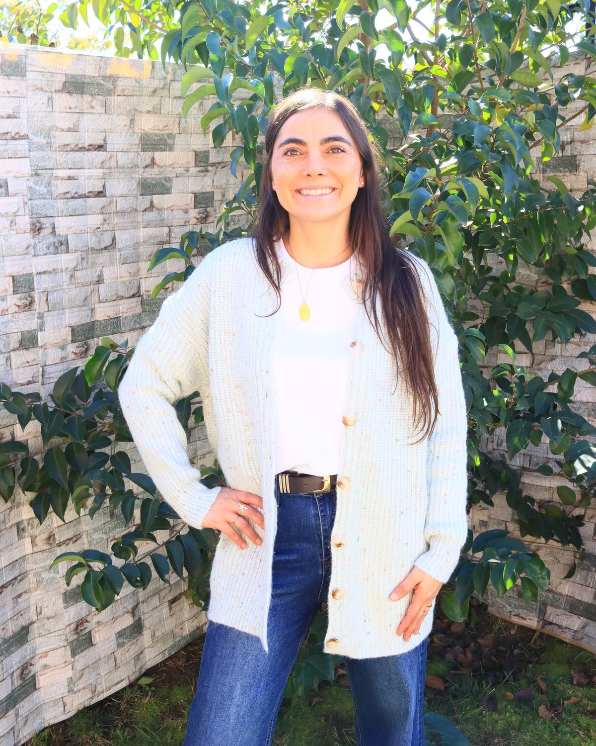Valeria sonriendo con cárdigan largo crudo